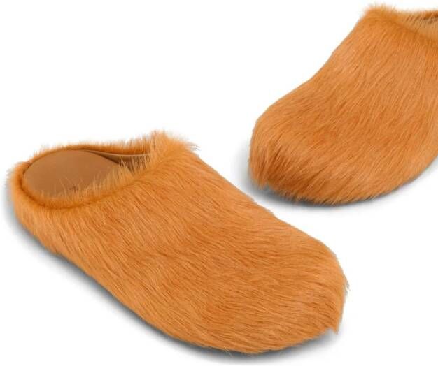 Marni Fussbett Sabot slippers met kalfshaar Oranje