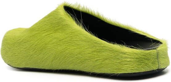 Marni Fussbett Sabot slippers met kalfshaar Groen