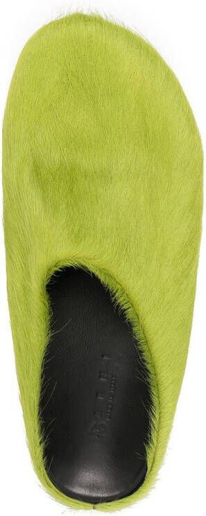 Marni Fussbett Sabot slippers met kalfshaar Groen