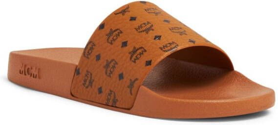 MCM Slippers met logo-reliëf Bruin