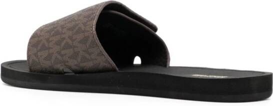 Michael Kors Slippers met logo amulet Bruin