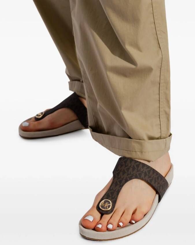 Michael Kors SLucinda slippers met monogramprint Bruin
