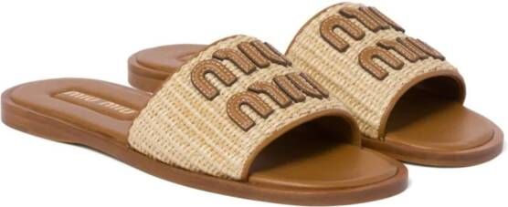 Miu Raffia slippers met logopatch Bruin