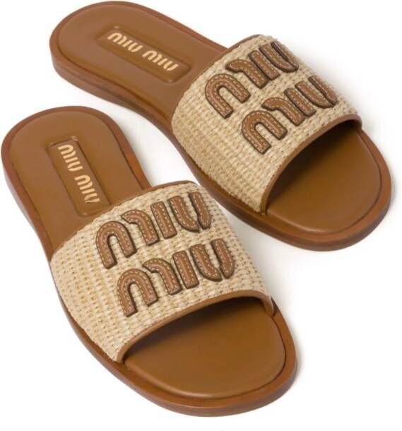 Miu Raffia slippers met logopatch Bruin