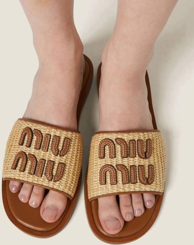 Miu Raffia slippers met logopatch Bruin