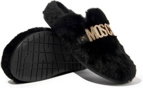 Moschino Kids Slippers van imitatiebont met logo Zwart