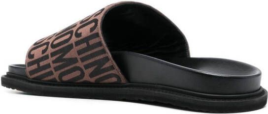 Moschino Slippers met logo jacquard Bruin