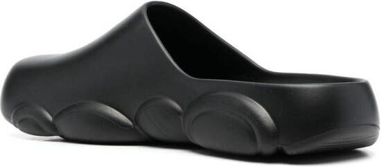 Moschino Slippers met logo-reliëf Zwart