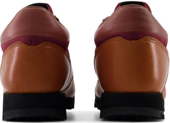 New Balance Sneakers met logo-reliëf Bruin
