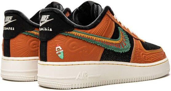 Nike "Air Force 1 '07 LX Siempre Familia sneakers" Oranje