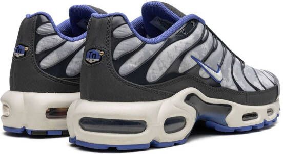 Nike "Air Max Plus SE Social FC sneakers" Grijs