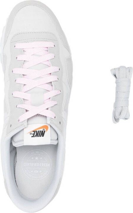 Nike Air Pegasus 83 suède sneakers Grijs