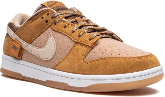 Nike Dunk Low SE sneakers met teddybeer Bruin