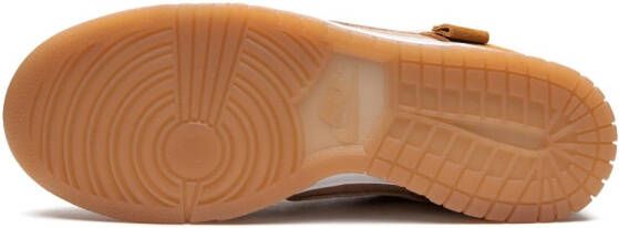 Nike Dunk Low SE sneakers met teddybeer Bruin
