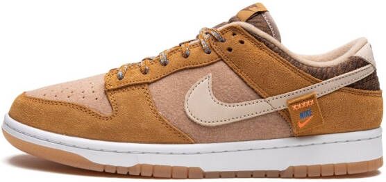 Nike Dunk Low SE sneakers met teddybeer Bruin