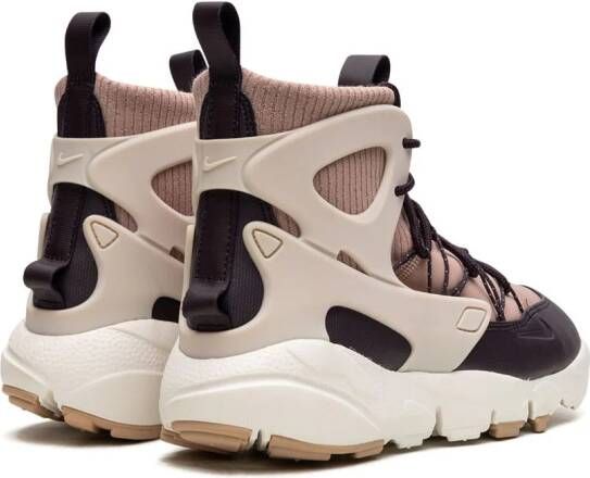 Nike "Footscape Particle Pink sneakers met print" Beige