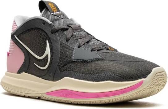 Nike "Kyrie 5 Low Iron Grey Coconut Milk sneakers" Zwart