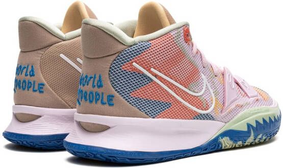 Nike "Kyrie 7 1 World 1 People sneakers" Roze