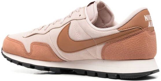 Nike Sneakers met logo Bruin