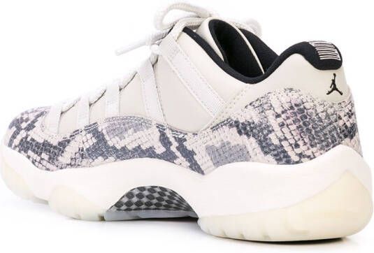 Jordan Sneakers met slangenprint Beige