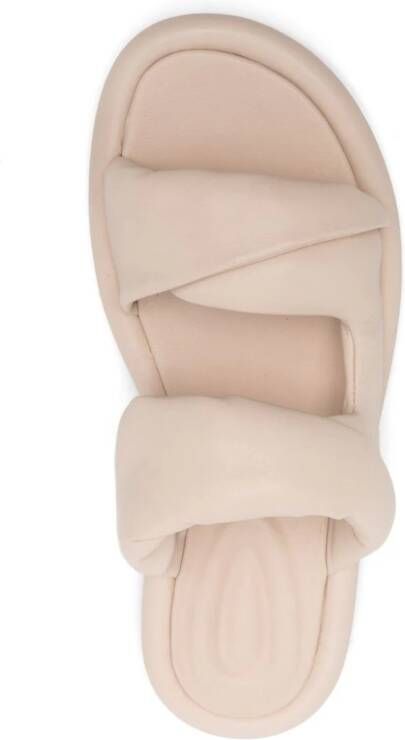 Officine Creative Gewatteerde slippers Beige