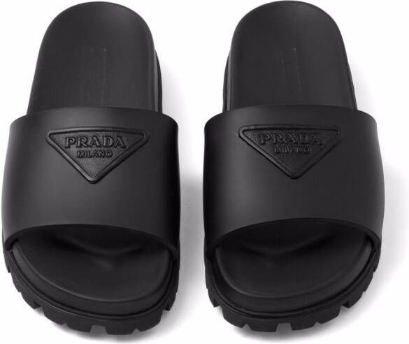 Prada Badslippers met logo Zwart