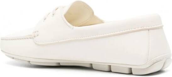 Prada Derby schoenen met logo-reliëf Wit