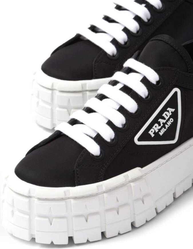 Prada Sneakers met plateauzool Zwart