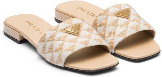 Prada Slippers met logoplakkaat Beige