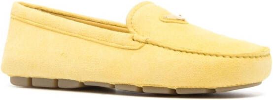 Prada Suède loafers met logo Geel