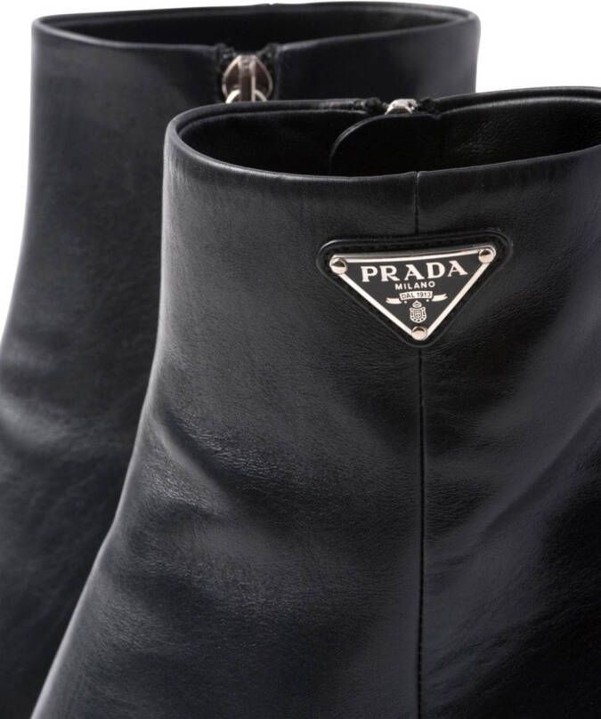 Prada Enkellaarzen met logoplakkaat Zwart