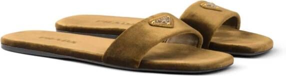 Prada Fluwelen slippers met logopatch Bruin