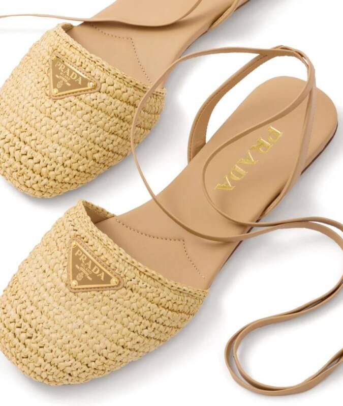 Prada Sandalen met logoplakkaat Beige