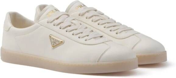 Prada Leren sneakers met logo-reliëf Beige