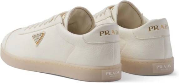 Prada Leren sneakers met logo-reliëf Beige