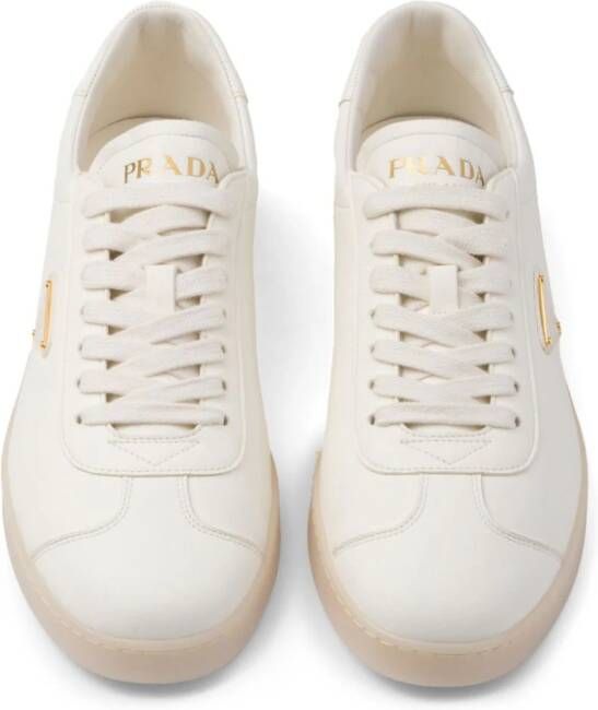 Prada Leren sneakers met logo-reliëf Beige