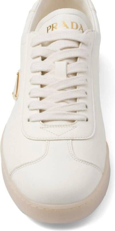 Prada Leren sneakers met logo-reliëf Beige