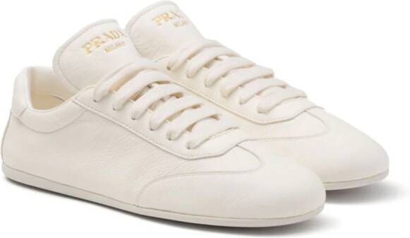 Prada Leren sneakers met logoprint Beige