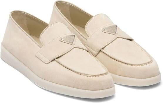 Prada Suède loafers met logoplakkaat en email Beige