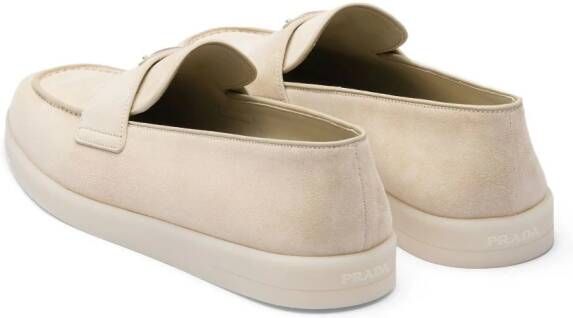 Prada Suède loafers met logoplakkaat en email Beige
