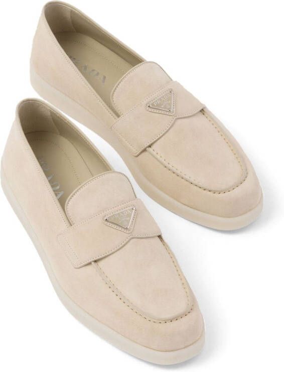 Prada Suède loafers met logoplakkaat en email Beige
