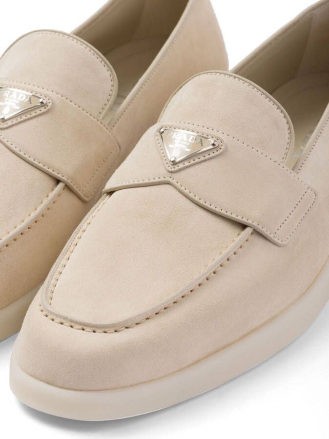 Prada Suède loafers met logoplakkaat en email Beige