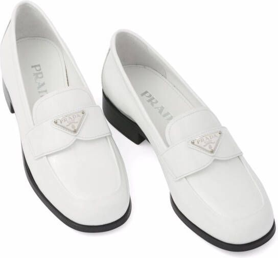 Prada Loafers met logoplakkaat Wit