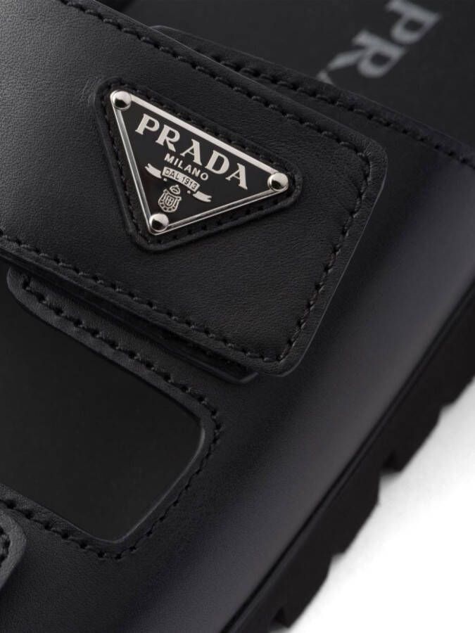 Prada Loafers met logoplakkaat Zwart