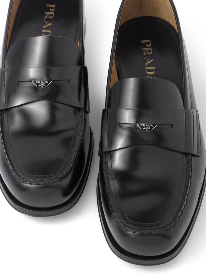 Prada Loafers met logoplakkaat Zwart