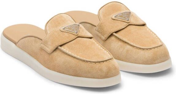 Prada Muiltjes met logoplakkaat Beige