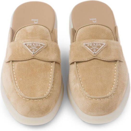 Prada Muiltjes met logoplakkaat Beige