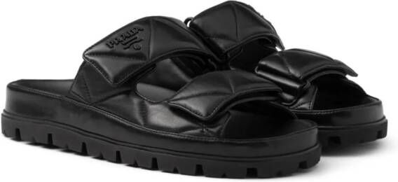 Prada Gevoerde slippers met logo Zwart