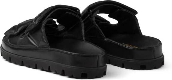 Prada Gevoerde slippers met logo Zwart
