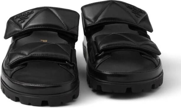 Prada Gevoerde slippers met logo Zwart